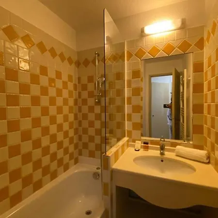 Au Sein D'une Belle De Cannes